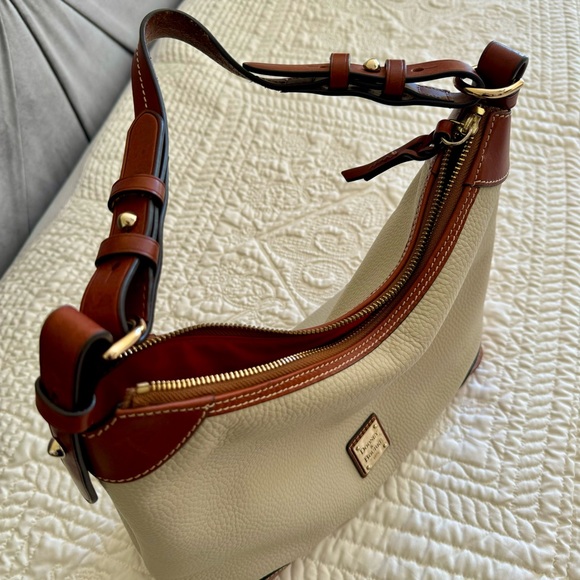 Beautiful Dooney & Bourke Pebble Grain Hobo Purse - Picture 5 of 8